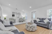 Gorgeous Lake Worth Beach House 4 Bedroom Home by RedAwning Hotels in Lake Worth