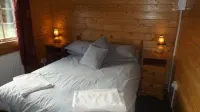 Spacious 3 bedroom cabin at Avonvale Holiday Lodge - 2-Sterne