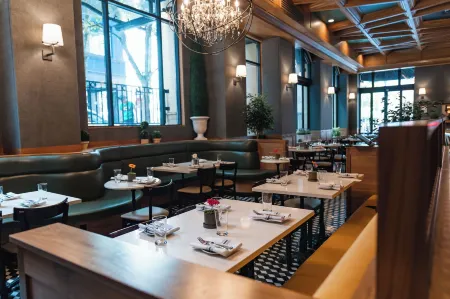 Dossier Отели рядом с достопримечательностью «KIDD's Toy Museum»