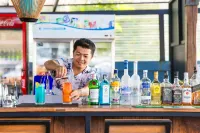 BJ Beachfront Hotel - bar