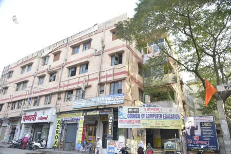 Hotel Drishti Inn Отели рядом с достопримечательностью «Озеро Амбазари»