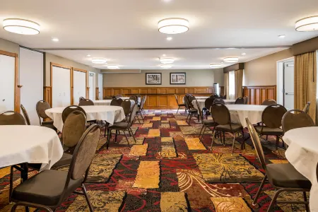 Country Inn & Suites by Radisson, Grandville-Grand Rapids West, MI Отели рядом с достопримечательностью «Ривертаун Кроссингс»