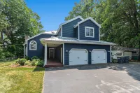 Serene lakefront retreat with an expansive deck, dock access, game room, & AC Hotel in zona Andrews University Department of Communication