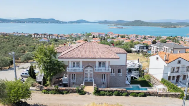 Cunda Pur Beyaz Hotel