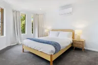 Stylish 5-Bedroom Home Geographe Hotels in Geographe