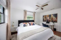 4BR Charming Home-Walk UF 2mi -Park-King Bed-Games-BBQ-Firetable-Backyard fenced