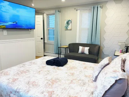 1-bedroom unit with Private Entrance/ Laundry/Kitchen/Parking