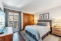 Cozy Mountain Condo Minutes from Keystone Resort with Pool & Hot Tub Hotels in West Keystone