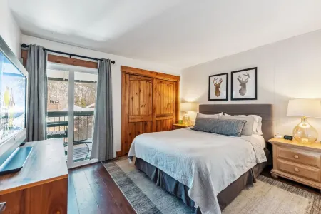 Cozy Mountain Condo Minutes from Keystone Resort with Pool & Hot Tub