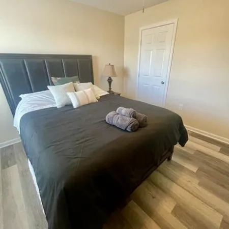 Lovely 4-bedroom/3 bathroom house in Newnan with AC, WiFi.