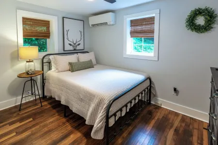 Newly renovated cottage, 5 min walk to town, dogs OK, fire pit, hot tub, wi-fi