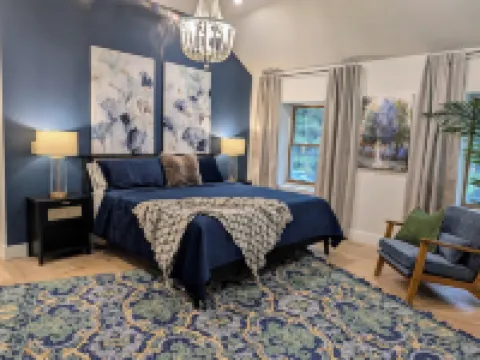 Indoor Pool, 7 Bdrm, Designer Home, Hot Tub, Stunning Kitchen Hotels in Highland