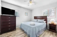 Charming 2-bedroom 1 bath cozy condo  with free bottle of wine and  Smart TVs