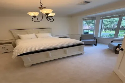 Charming 6-bedroom house w/ Pool in The Woodlands TX