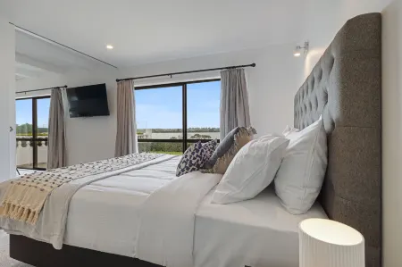 Magnificent Beachfront Mansion - Pool Отели рядом с достопримечательностью «Колледж Маклинс»