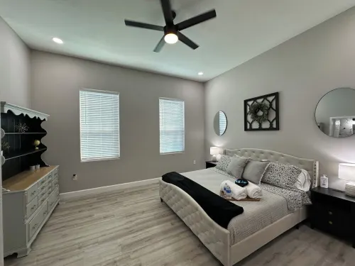 The Mustard Seed Cottage-Charming 3-BR Craftsman conveniently located downtown!