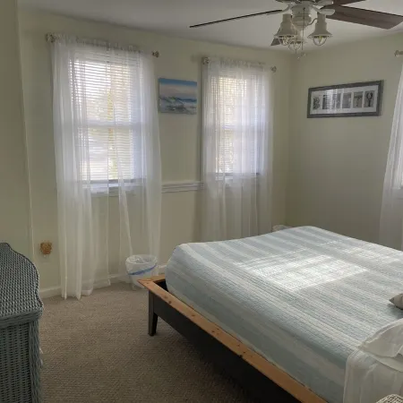 Charming 3-bedroom cottage with WiFi, AC in enjoyable North Cape May NJ