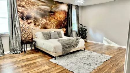 Epic Retreat at Mystic Falls-5 bd 3.5 BA-1 Mile from the Square & Clocktower