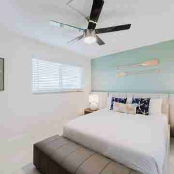 Modern 2BR/2BA with Balcony- Directly Across from the Beach Rooms
