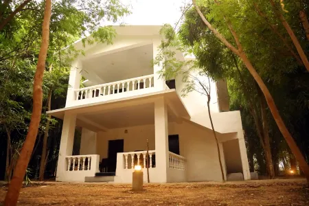 Panna Tiger Resort- Riverside Property Отели в г. Чхатарпур