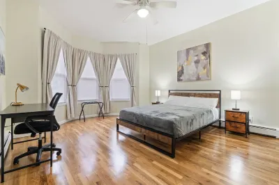 Spacious 2BR , 15m to Times Square , Free Parking 플라워 힐 묘지 주변 호텔