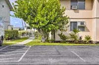 Sunny Central Condo Lanai and Community Pool Access