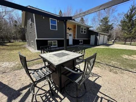 The 8's, Farmhouse Chic 4-Bedroom w/ Garage Access in Grand Marais, Pet Friendly