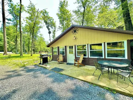 Log Cabin w/ Farm Animals & Firepit 20 Mins to Hershey & 4 Mins to Lake!