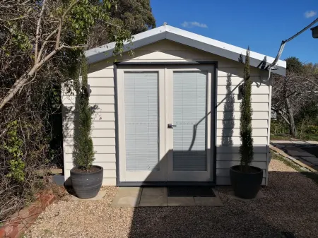 Luxurious Hilltop Studio, only 10 minutes walk to the main street of Daylesford Отели рядом с достопримечательностью «Конвент Дейлсфорд»