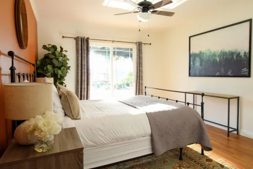 Hilltop Yosemite Retreat w/ Views, Hot Tub, Pool, Game Room, Close to Town