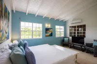 Villa Sunshine: Beachfront! 10 min. walk to the famous Maho Beach!