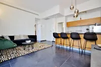 GORGEOUS 2 BEDROOMS APARTMENT WITH SUN BALCONY & SEA VIEW IN A  TOP LOCATION!