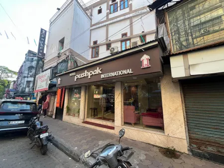 Hotel Pushpak International Отели рядом с достопримечательностью «Индиан Музеум»