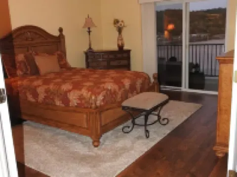 Welcome to our condo on the Lake! 拉塞爾酒店