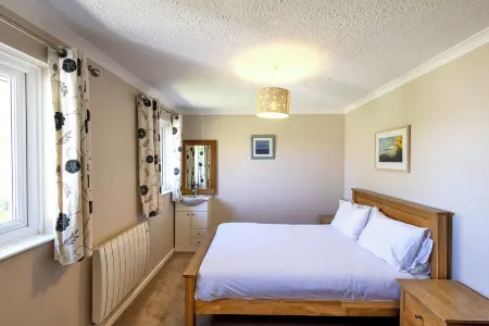 Superb Two Bedroomed Apartment Situated In A Beautiful Seaside Village Отели в г. Хейл