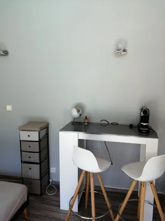 Charming independent studio in Martigues town center, swimming pool, spa Отели в г. Мартигес