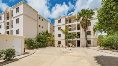 Waterfront Condo, shared pool,walking distance to town steps away from the Ocean Hotels near Flamingo International Airport