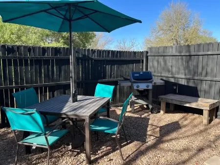 Chic Studio B w/private yard