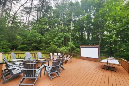 Hogwarts Hideaway -XL Outdoor Deck/Scenic Hot Tub/Movie Theater in Private Woods