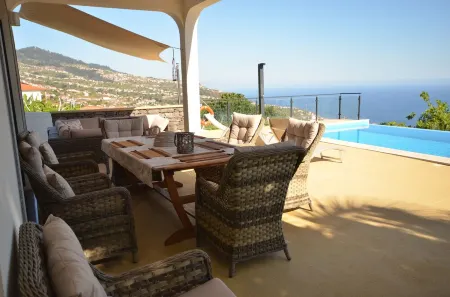 17 ° West, Lux. Inf. Pool villa, 5 minutes to the sandy beach, WiFi