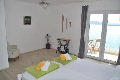 Apartment with a beautiful lake view - right on the sea -