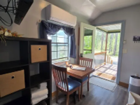 Eagle's Nest: a cozy cabin beneath the pines at Glacier Lodge Cabins Hotels in Coram