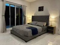 Superb 4-bedroom house in Accra with AC and Swimming Pool  호텔