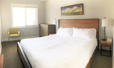 Relaxing Mountain Retreat, Corner Views, Sleeps 8