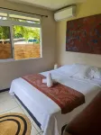 5 minutes from the dock and shops. Nice renovated house for families in Moorea