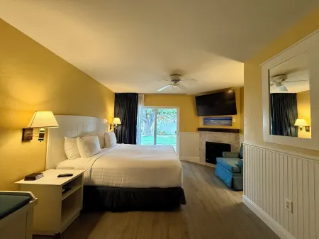 Monterey Bay Lodge Отели рядом с достопримечательностью «Мидлбери Институт оф Интернешнел Студис эт Монтерей»