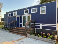 Tiny House/w outdoor cast-iron shower/tub Hotel in zona Just Aircraft