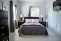 Waterfront with gorgeous views and direct access to the sea and George Town!