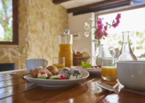 West Cottage in villa with pool, jacuzzi and sea view