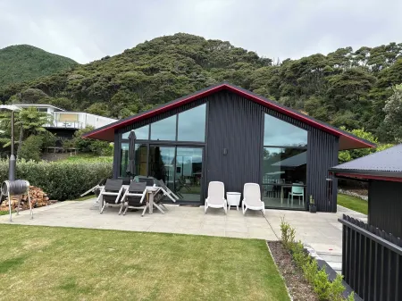 Stylish Contemporary Urban Retreat.  4 minute walk to the beach.